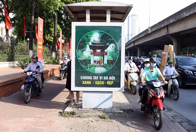 Tại khu vực đường Khuất Duy Tiến, lượng phương tiện quá đông dưới đường khiến nhiều người dân lao xe lên vỉa hè để di chuyển.