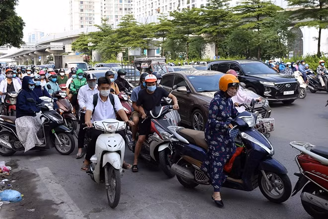 Đường Nguyễn Trãi vào giờ cao điểm sáng nay cũng xảy ra tình trạng ùn tắc kéo dài.