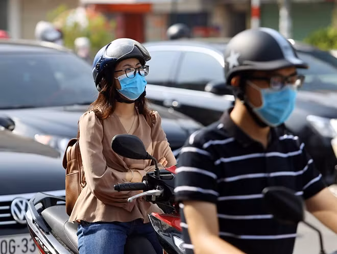 Hàng dài phương tiện vẫn nối đuôi nhau nhích từng mét.
