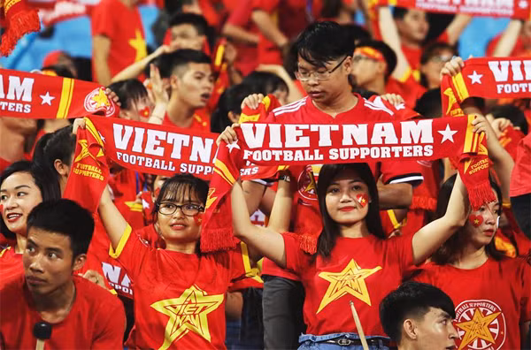 Khán đài sân Mỹ Đình ngập trong sắc đỏ của Việt Nam. Ảnh: Ngọc Thành.