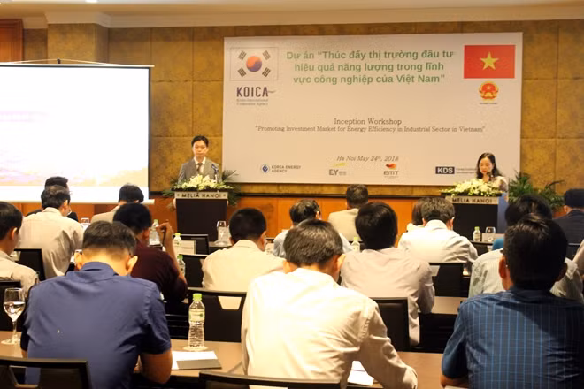 Các đại biểu đang thảo luận tìm giải pháp xóa bỏ các rào cản về tài chính, giúp doanh nghiệp đầu tư hiệu quả và tiết kiệm