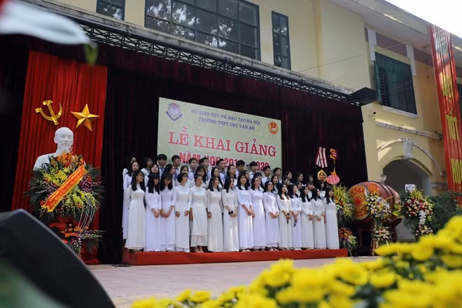 Sáng nay, 5-9, thầy trò trường THPT Chu Văn An, mái trường có lịch sử lâu đời nhất Thủ đô cùng nô nức đón chào năm học mới 2019-2020