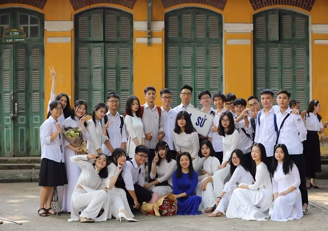 Cô và trò trong lễ khai giảng năm học mới 2019-2020.