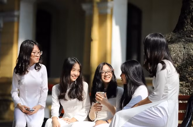 Các bạn nữ sinh Chu Văn An trong tà áo dài cùng ghi lại những hình ảnh đẹp về thời học sinh...