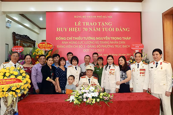 Thiếu tướng Nguyễn Trọng Tháp và các con cháu trong gia đình tại buổi lễ