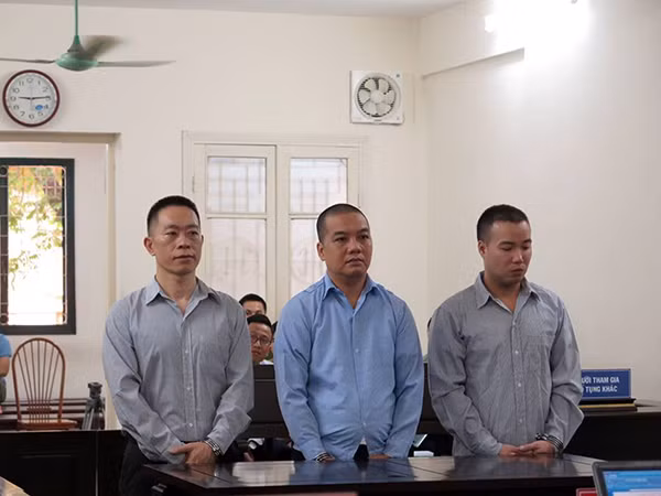 Bị cáo Vũ Huy Phong (trái) và đồng phạm. Bị cáo Vũ Huy Phong (trái) và đồng phạm.