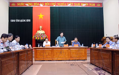 Phó Thủ tướng họp bàn cùng lãnh đạo tỉnh Quảng Bình đến gần 1 giờ sáng bàn cách giúp dân chống lũ và khắc phục hậu quả mưa lũ