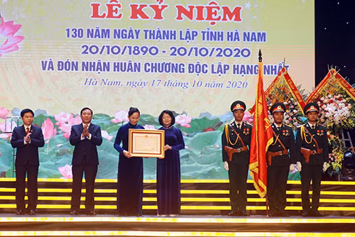 Phó Chủ tịch nước Đặng Thị Ngọc Thịnh trao Huân chương Độc lập hạng Nhất tặng Đảng bộ, chính quyền và nhân dân tỉnh Hà Nam Phó Chủ tịch nước Đặng Thị Ngọc Thịnh trao Huân chương Độc lập hạng Nhất tặng Đảng bộ, chính quyền và nhân dân tỉnh Hà Nam