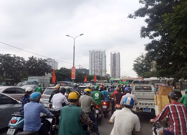 Dòng người ken cứng trên tuyến đường dẫn về khu vực bến xe.