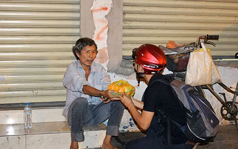 Có những người bất ngờ vì lần đầu tiên được nhận quà.
