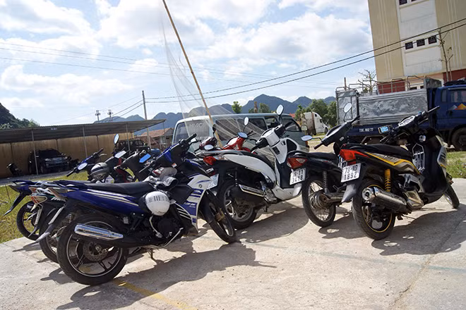 Nhiều phương tiện của các đối tượng tham gia đánh bạc đang bị Công an huyện Minh Hóa tạm giữ . Nhiều phương tiện của các đối tượng tham gia đánh bạc đang bị Công an huyện Minh Hóa tạm giữ .