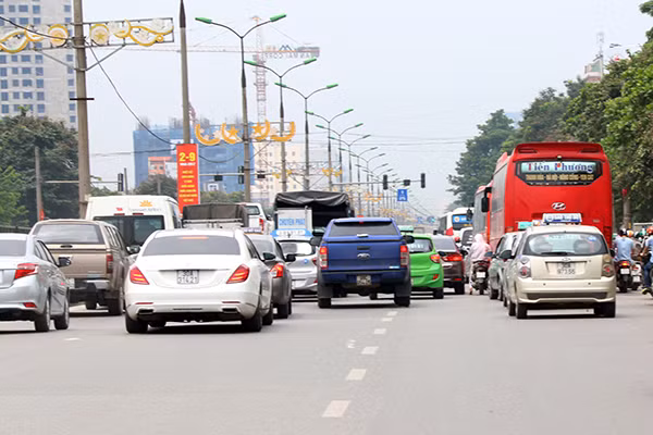 Đường Giải Phóng vào thời điểm 12h30, đoạn trước bến xe Giáp Bát, tình trạng ùn tắc diễn ra do người dân đổ về Bến xe để về quê.