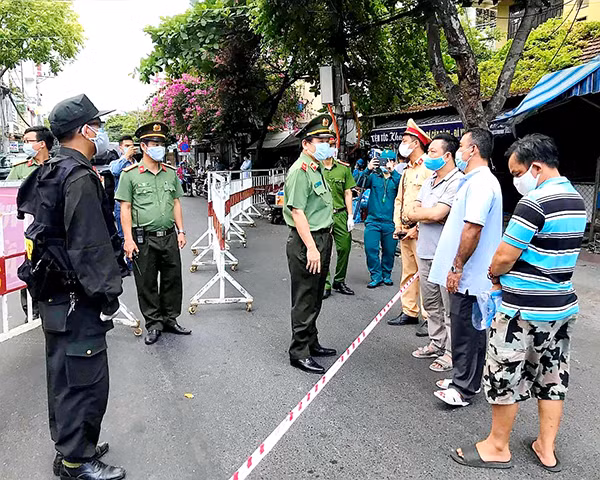 Thiếu tướng Vũ Xuân Viên, Giám đốc Công an TP Đà Nẵng kiểm tra, động viên CBCS tại chốt phong toả bệnh viện.