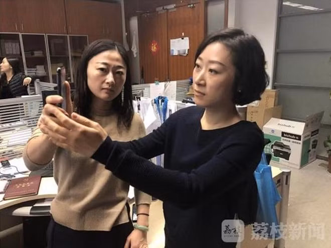 Hai người phụ nữ tại Trung Quốc đang thử nghiệm tính năng Face ID trên iPhone X