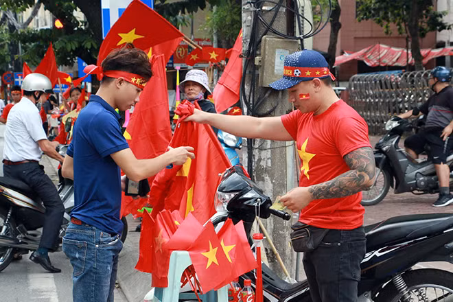 Nhiều sạp bán cờ, băng rôn hay kèn nhằm phục vụ cho các CĐV tới sân Hàng Đẫy. Nhiều sạp bán cờ, băng rôn hay kèn nhằm phục vụ cho các CĐV tới sân Hàng Đẫy.