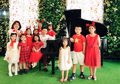 Các em nhỏ tham gia thực hiện album “The Joy of Christmas”.