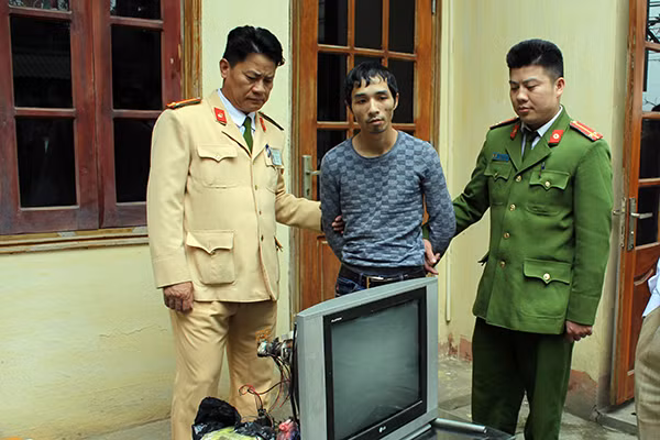 Các đối tượng cùng tang vật tại cơ quan công an. Các đối tượng cùng tang vật tại cơ quan công an.