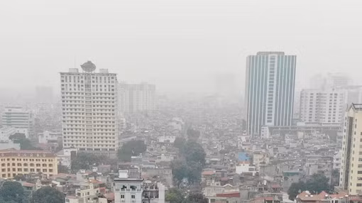 Hà Nội ô nhiễm, nhà chọc trời mất hút trong lớp bụi mịn khổng lồ