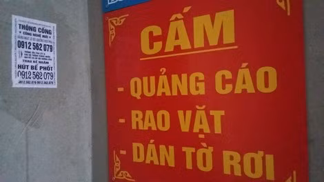 Không cần để ý đến biển cấm, họ vẫn ngang nhiên dán tờ rơi. Không cần để ý đến biển cấm, họ vẫn ngang nhiên dán tờ rơi.