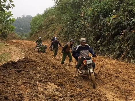 Những đoạn đường lầy lội, các chiến sĩ Công an huyện Nam Trà My phải cùng nhau đẩy xe vượt núi. Những đoạn đường lầy lội, các chiến sĩ Công an huyện Nam Trà My phải cùng nhau đẩy xe vượt núi.
