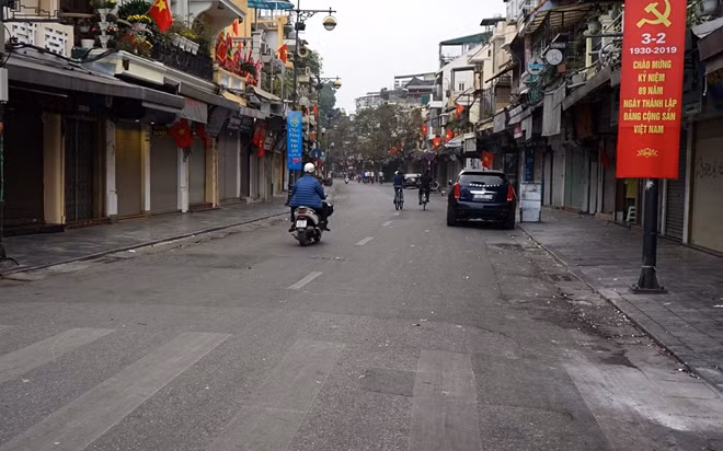 Phố Hàng Đào tấp nập người mua kẻ bán nay chỉ lác đác người đi lại.