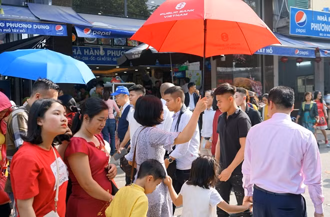 Năm nay, thời tiết vào mùng 1 Tết Kỷ Hợi có phần nóng bức khi mà nhiệt độ lên tới gần 27 độ C không khác gì mùa hè khiến người dân đi phủ Tây Hồ có phần mệt mỏi.