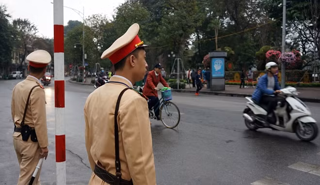 Những chiến sỹ CSGT làm nhiệm vụ tại một tuyến phố sáng mùng 1.