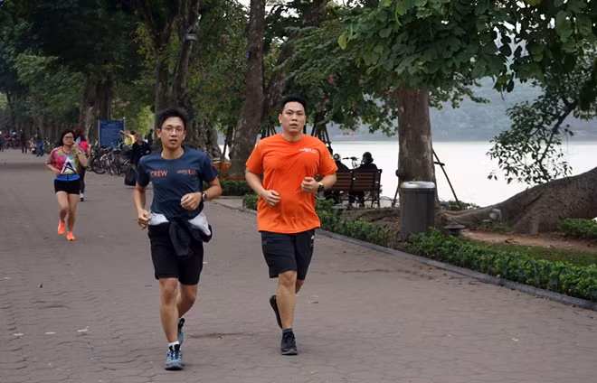 Quanh Hồ Gươm, nhiều người vẫn giữ thói quen tập thể dục buổi sáng ngay cả ngày đầu tiên của năm mới.
