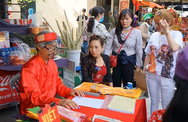 Các sạp hàng viết sớ dâng sao giải hạn bằng chữ nho luôn tình trạng đông khách