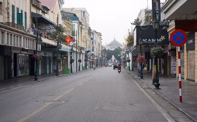 Hà Nội của sáng mùng 1 Tết Kỷ Hợi không hề sự ồn ào náo nhiệt, tắc đường và đầy khói bụi mà bình yên lạ thường. (Tuyến phố Tràng Tiền lúc 6h sáng ngày 1 Tết).