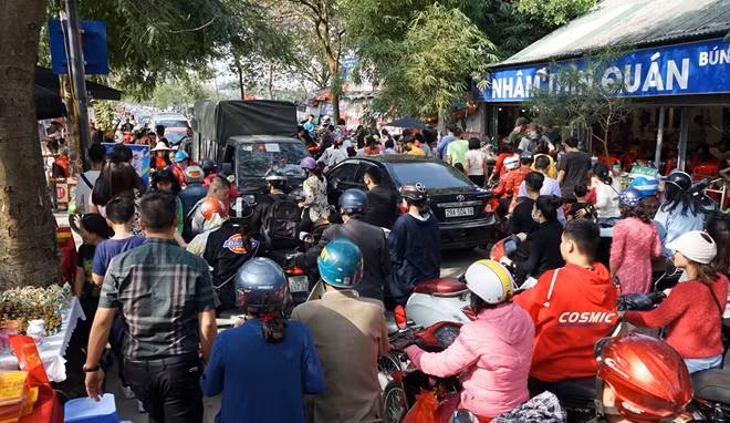 Chia sẻ với PV, nhiều người dân sống xung quanh phủ Tây Hồ cho biết, tình trạng ùn tắc như này vốn không quá xa lạ khi mà hầu như năm nào cũng xảy ra bởi lượng người đến phủ ngày đầu năm quá đông. Không chỉ người dân tại thủ đô Hà Nội mà còn có rất đông người dân từ các tỉnh thành đến.