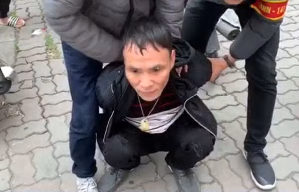 Đối tượng Trung bị bắt cùng ma túy.