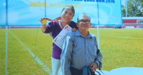 Bà Hương tích cực tham gia vào Đoàn thể thao người khuyết tật thành phố Hồ Chí Minh, ông Quang luôn đồng hành cùng bà.