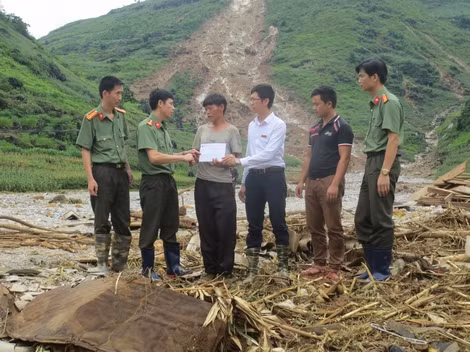 Đại diện Báo CAND, Công an tỉnh Hà Giang và Agribank chi nhánh huyện Quản Bạ thăm hỏi, chia sẻ với gia đình anh Lò Chính Cồ có vợ và con tử vong do sạt lở đất.