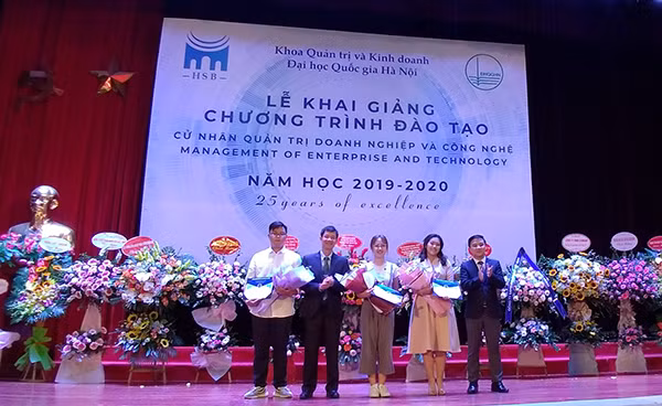 PGS.TS Hoàng Đình Phi, Trưởng khoa HSB tặng học bổng cho các tân sinh viên xuất sắc