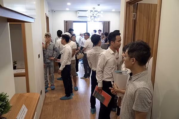 Đông đảo khách hàng đến trải nghiệm căn hộ mẫu thông minh TSG Lotus Sài Đồng