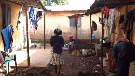 Fatou trở về nhà ở Conakry, thủ đô của Guinea.