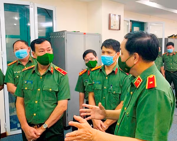 Thứ trưởng Lê Tấn Tới và đoàn công tác thăm Trung tâm điều hành mạng thông tin vệ tinh.
