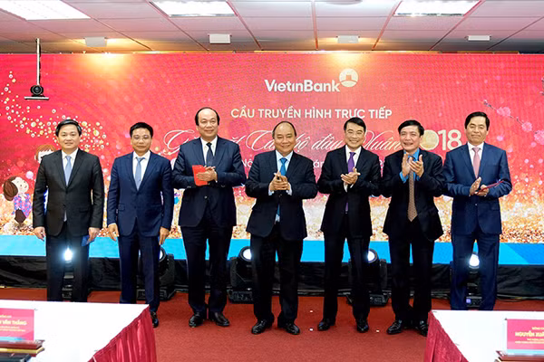 Thủ tướng đến thăm CBCNV Vietinbank đầu năm mới