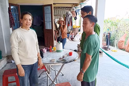 Ông Nguyễn Thanh Hùng và chị Nguyễn Thị Tiến, người đánh rơi tài sản.