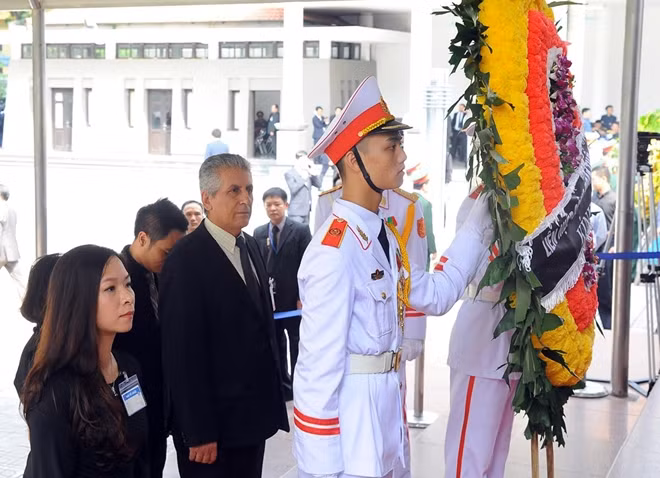 Đoàn Liên hiệp Công đoàn thế giới do ông George Mavrkos, Tổng Thư ký Liên hiệp Công đoàn thế giới làm trưởng đoàn vào viếng