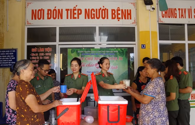 Những nụ cười nồng ấm, chân thành trên gương mặt các bệnh nhân và cán bộ chiến sĩ Công an.