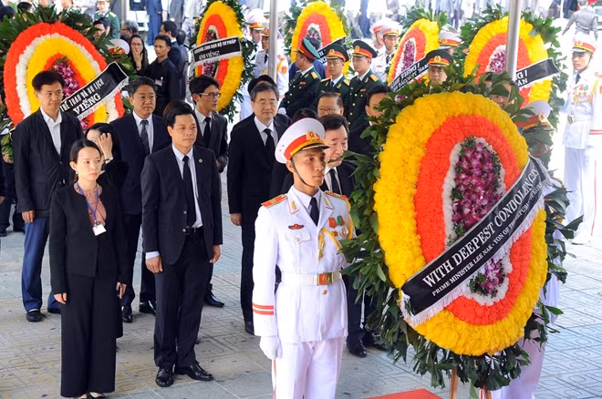 Đoàn đại biểu Đại Hàn Dân Quốc do Thủ tướng Lee Nak Yeon dẫn đầu vào viếng. Trước đó, ngày 22-9, Tổng thống Moon Jae-in đã bày tỏ sự tiếc thương và gửi lời chia buồn sâu sắc tới gia đình Chủ tịch nước Trần Đại Quang và nhân dân Việt Nam về sự mất mát to lớn này.