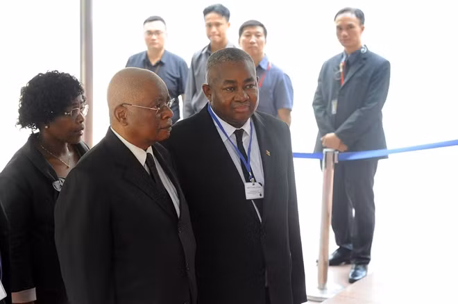 Đoàn đại biểu nước Cộng Hoà Mozambique do ngài Armando Emilio Guebuza, nguyên Tổng thống làm Trưởng đoàn vào kính viếng