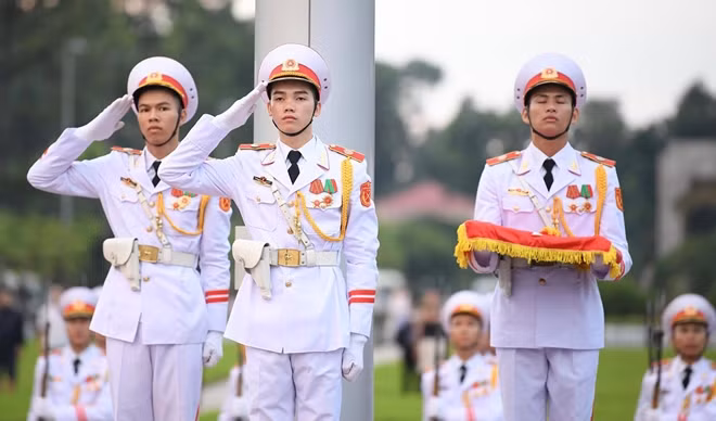 Giây phút thiêng liêng xúc động khi lá cờ Tổ quốc với dải khăn tang được kéo lên.