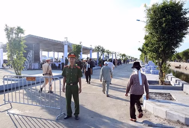 Các chiến sĩ Công an làm nhiệm vụ đảm bảo trật tự bên ngoài khu vực diễn ra lễ viếng tại Quang Thiện, Kim Sơn, Ninh Bình.