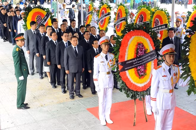 Đoàn đại biểu Nước Cộng hoà Dân chủ nhân dân Lào vào kính viếng