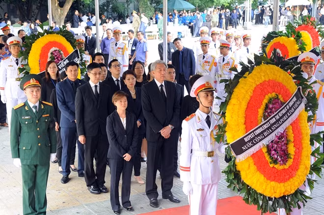 Đoàn đại biểu Singapore do ông Tiêu Chí Hiền, Phó Thủ tướng, Bộ trưởng điều phối An ninh quốc gia làm trưởng đoàn vào viếng