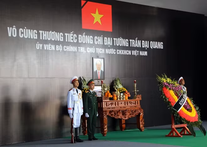 Từ sáng sớm, gia đình Chủ tịch nước Trần Đại Quang đã làm lễ phát tang cho bà con dòng tộc. Tại lối dẫn vào nơi tổ chức tang lễ cho Chủ tịch nước Trần Đại Quang, vòng hoa được sắp đặt ngay ngắn. Chưa đến giờ viếng chính thức nhưng dòng người kéo đến càng lúc càng đông. Gia đình đã sắp xếp cho người dân và các cơ quan đơn vị trên địa bàn vào viếng trước.