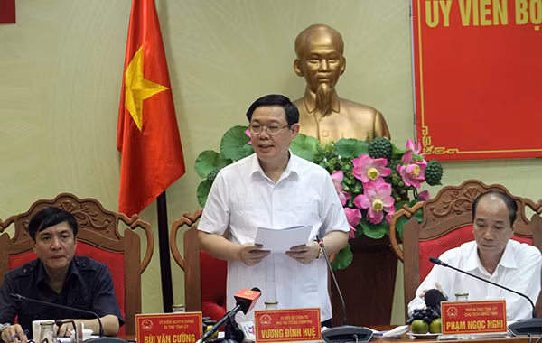 Phó Thủ tướng Vương Đình Huệ phát biểu tại buổi làm việc. Phó Thủ tướng Vương Đình Huệ phát biểu tại buổi làm việc.